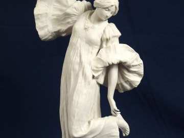 Agathon LEONARD, "Danseuse à la cothurne". Sculpture en biscuit. Signé