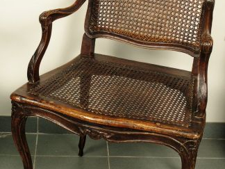 Paire de fauteuils cannés Louis XV en bois naturel, mouluré et sculpté