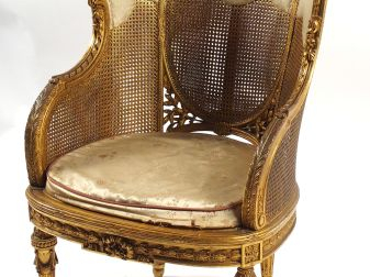 Bergère à oreilles cannée de style Louis XVI en bois sculpté et doré.