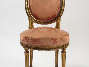 Paire de chaises de style Louis XVI en bois doré et sculpté.