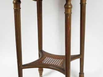 Guéridon de style Louis Xvi en bois sculpté et doré, orné de plaques d