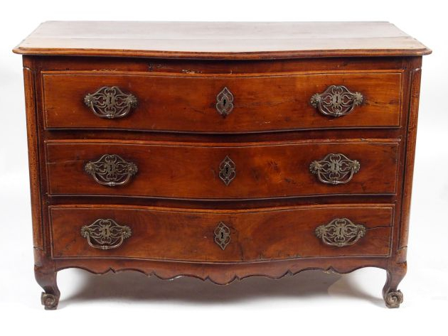 Commode Louis XV en merisier mouluré, ouvrant à trois tiroirs en façad