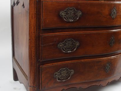 Commode Louis XV en merisier mouluré, ouvrant à trois tiroirs en façad
