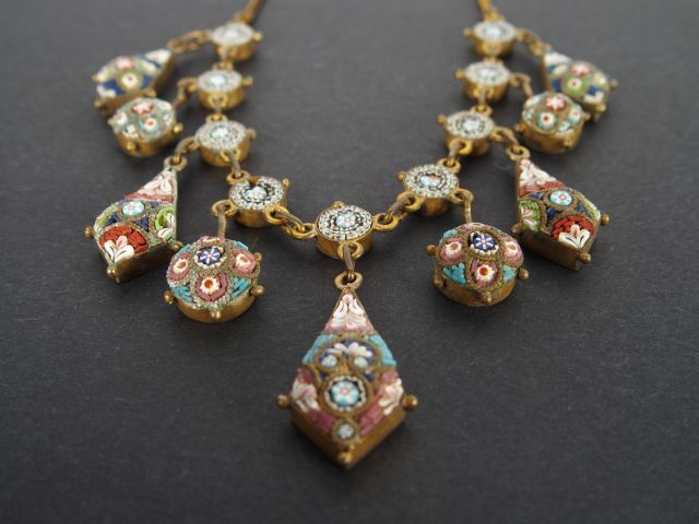 Collier XIXème en micromosaïque et métal doré, à décor de fleurs polyc