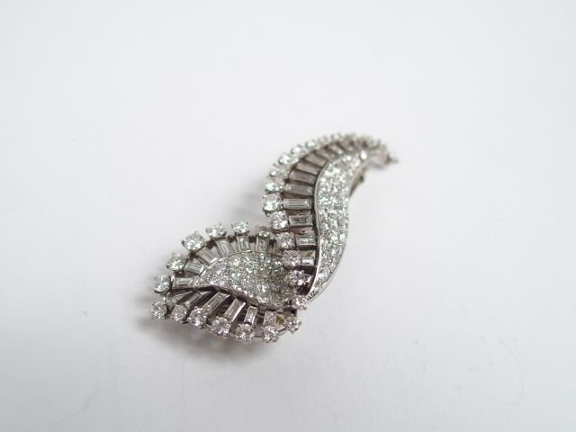 CHAUMET. Broche monture platine et or blanc, stylisant un feuillage en