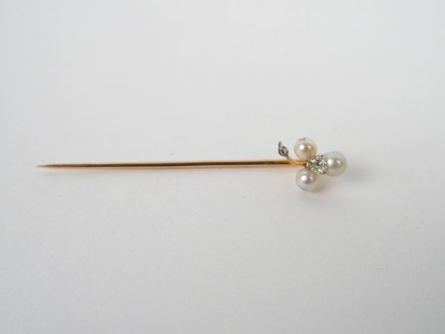 Epingle à cravate en or jaune, ornée d'un diamant taille ancienne et d