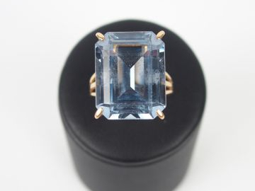 Bague monture or jaune ornée d'un spinelle synthétique taille rectangl
