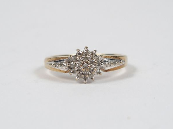 Bague monture or jaune 9K décor de fleur pavée de petits brillants. TD