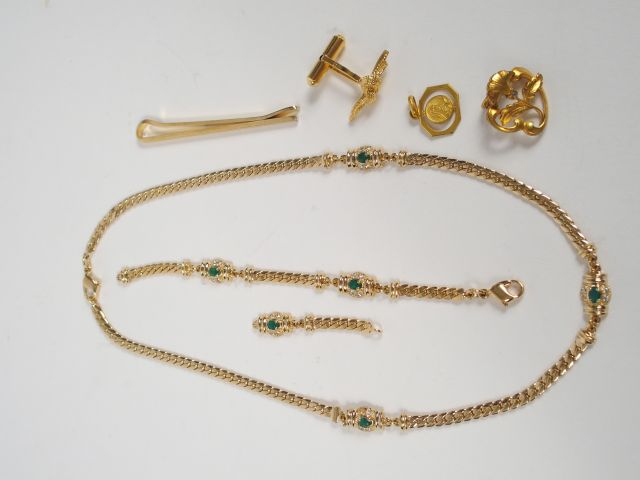 Parure en métal doré et pierres à l'imitation de l'émeraude et du diam