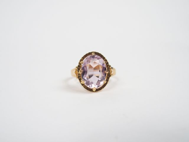 Bague monture or jaune 14K, ornée d'une améthyste taille ovale facetée