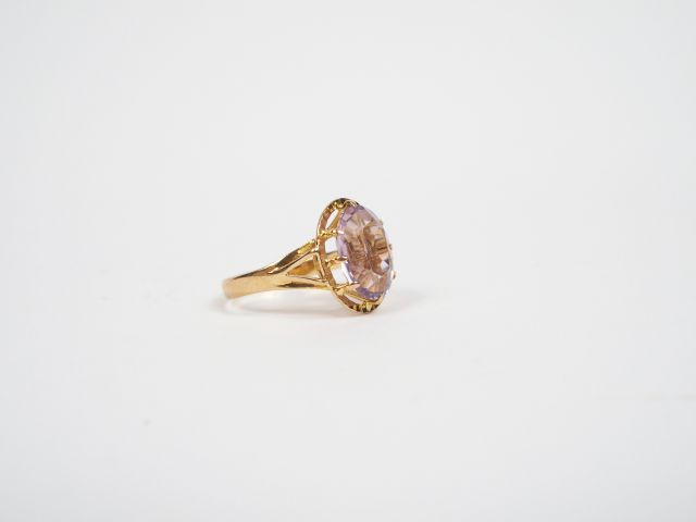 Bague monture or jaune 14K, ornée d'une améthyste taille ovale facetée