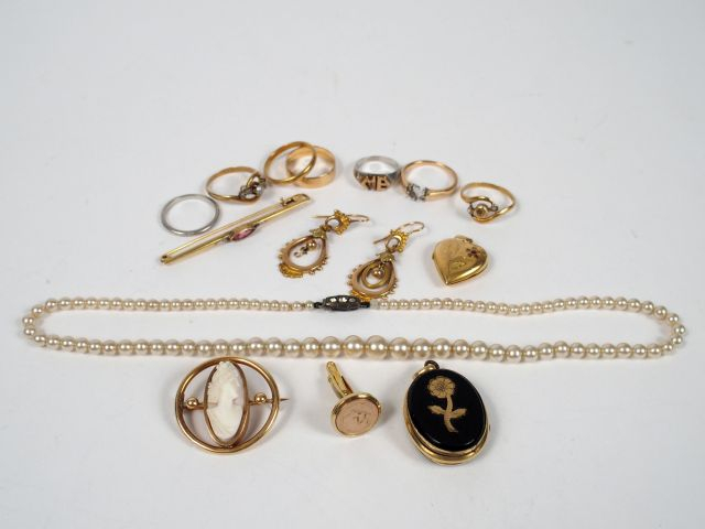 Lot de sept bagues, paire de perce-oreilles, broche et pendentif cœur,