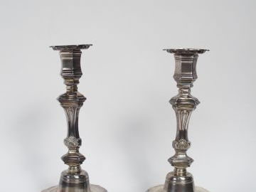 Paire de flambeaux XVIIIème en argent, armoriés, base à contours, fût 