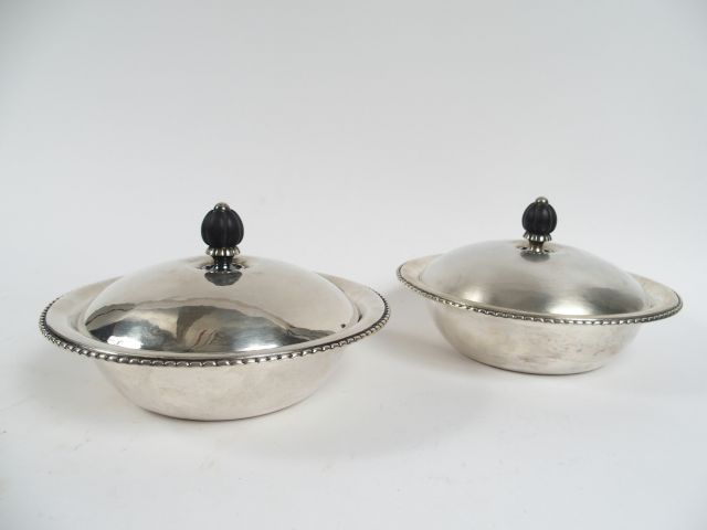 GEORG JENSEN. Paire de légumiers en argent, prise des couvercles en éb