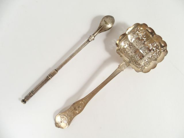 Saupoudreuse de style Louis XVI en argent, poinçon Minerve, à décor gr