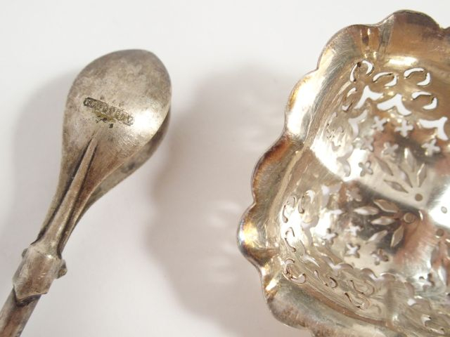 Saupoudreuse de style Louis XVI en argent, poinçon Minerve, à décor gr