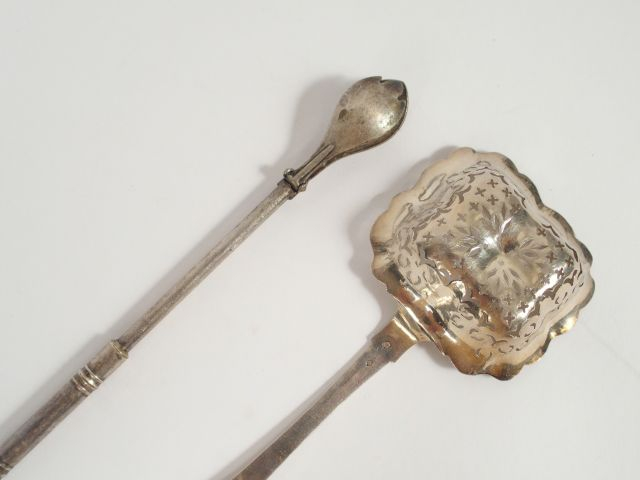 Saupoudreuse de style Louis XVI en argent, poinçon Minerve, à décor gr