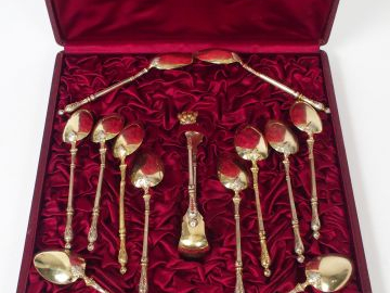 Service à café comprenant 12 cuillères à café et une pince à sucre en 