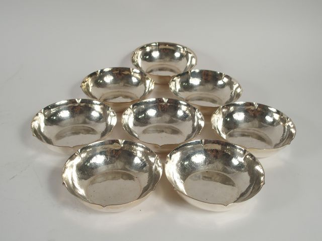 8 coupelles en argent martelé étranger. Poids: 1 208 gr (LP : 10889)