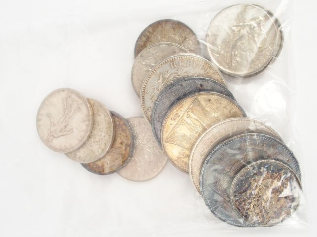 16 pièces d'argent: 2 pièces de 50 Francs Hercule, 3 pièces de 10 Fran