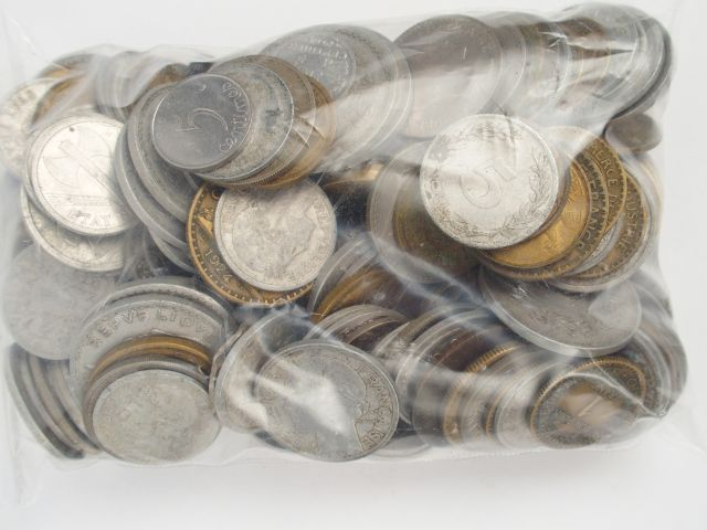 Lot de pièces en métal argent ou doré, jetons, etc…