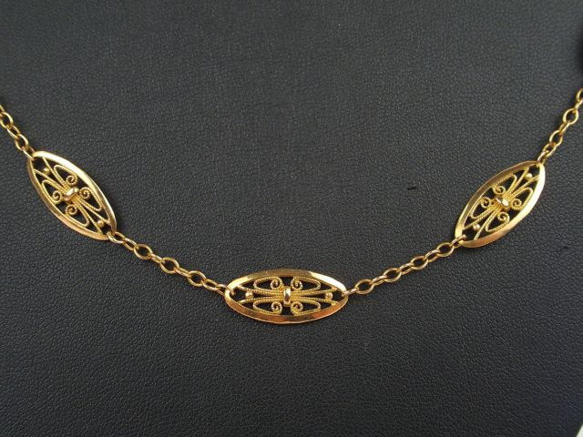 Collier à décor de filigrannes en or jaune. Poids:12gr