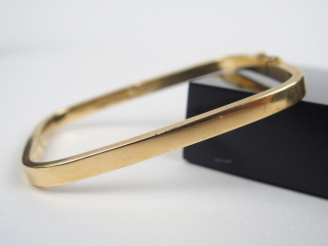 Vente aux enchères Bracelet jonc rectangulaire en or jaune 14K. Poids: 16,2gr