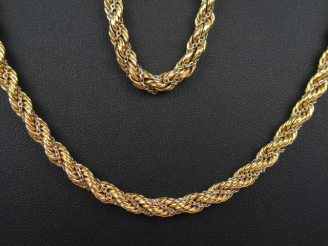 Vente aux enchères Collier et bracelet, maille tressée 2 tons d'or. 40 cm environ. Poids: