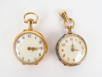 Vente aux enchères 2 montres de col en or jaune, émail, diamants et rubis (manques). Poid