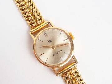 LIP. Montre de dame, boitier et bracelet maille tressée en or jaune. N