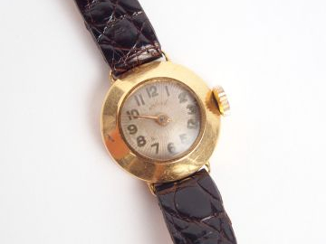 Montre de dame, boitier rond or jaune, bracelet croco. Poids tel: 8gr