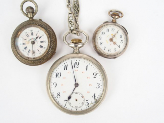 Vente aux enchères 2 montres de gousset en métal argenté. On y joint une montre de col en