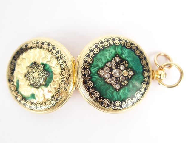 Montre de col en or jaune, émails et éclats de diamants (manques et sa