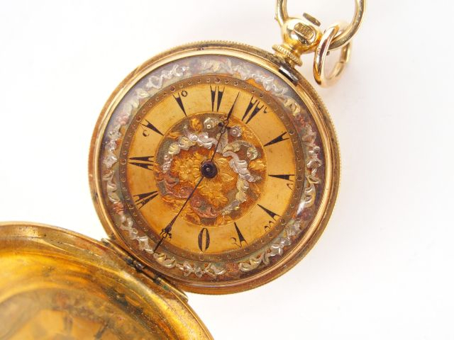 Montre de col en or jaune, émails et éclats de diamants (manques et sa