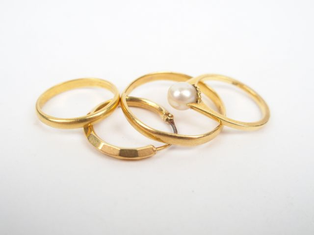 2 alliances, un perce-oreille et une bague ornée d'une perle de cultur