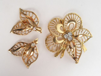 Vente aux enchères Parure en or jaune et brillants comprenant une paire de boucle d'oreil