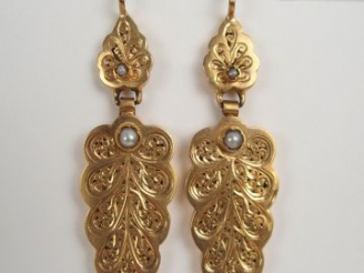Vente aux enchères Paire de perce oreilles en or jaune, Napoléon III, rehausséesde perles