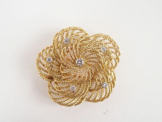Vente aux enchères Broche en or jaune ajouré en forme de fleur rehaussée de brillants. Po