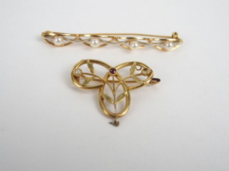 Vente aux enchères 2 différentes broches en or jaune, perles et pierre rose. Poids tel: 5