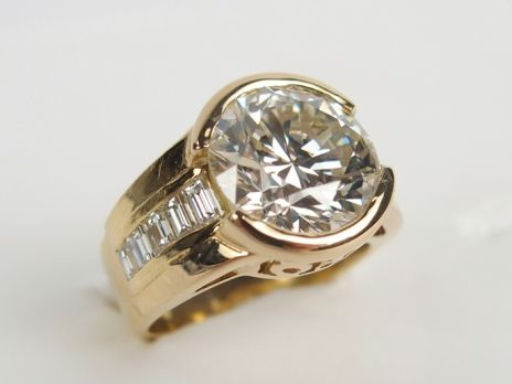 Bague ornée d'un diamant taille moderne de 5,19cts J-VS2 dans un demi-