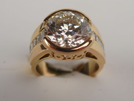 Bague ornée d'un diamant taille moderne de 5,19cts J-VS2 dans un demi-