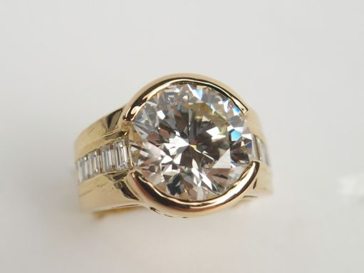 Bague ornée d'un diamant taille moderne de 5,19cts J-VS2 dans un demi-