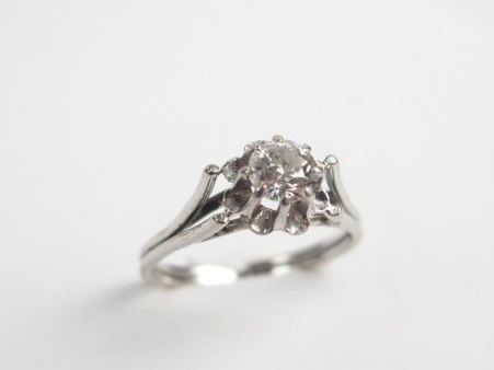 Solitaire en or blanc, orné d'un brillant de 0,50 carats environ. Mont