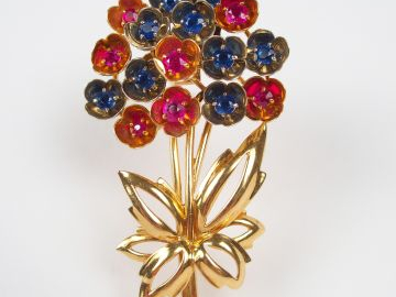 CARTIER. Broche figurant un bouquet de fleurs en rubis et saphirs, mon