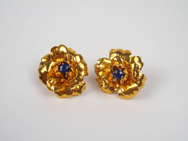 CARTIER. Paire de clips d'oreilles en or jaune et saphirs. Signés Cart