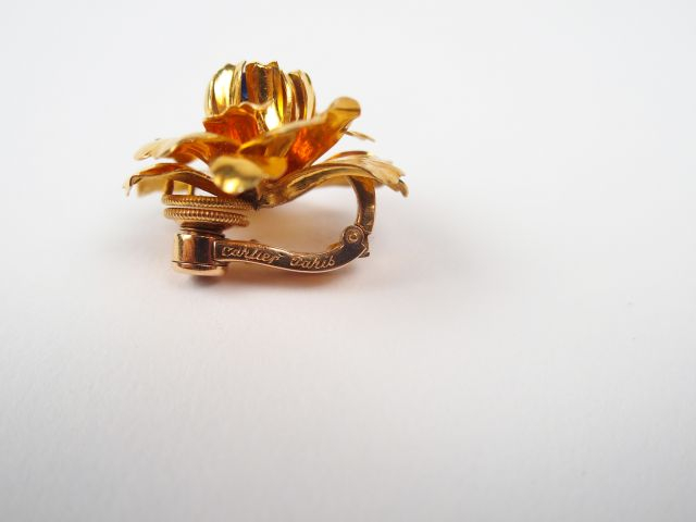 CARTIER. Paire de clips d'oreilles en or jaune et saphirs. Signés Cart