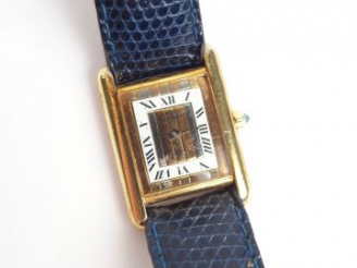 Vente aux enchères CARTIER. Montre "Tank" dame en vermeil, argent et plaqué or, bracelet 