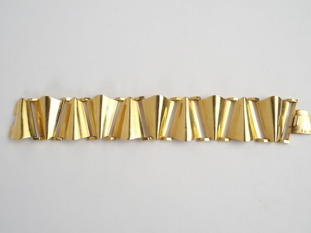 CARTIER. Bracelet "Tank" en or jaune, signé, fermoir à cliquet. Numéro