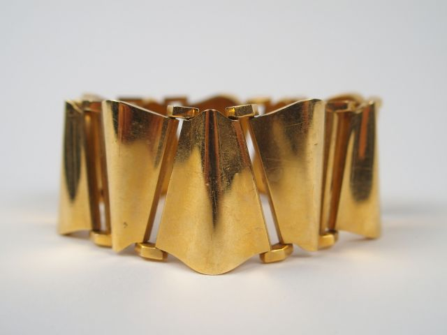 CARTIER. Bracelet "Tank" en or jaune, signé, fermoir à cliquet. Numéro