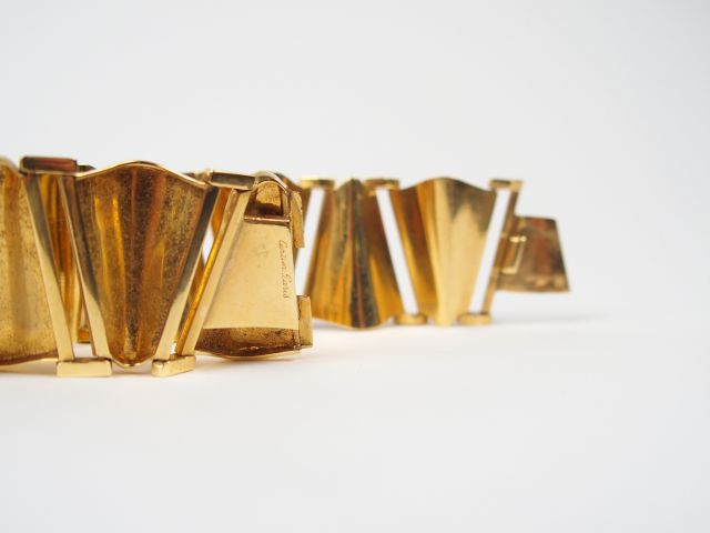 CARTIER. Bracelet "Tank" en or jaune, signé, fermoir à cliquet. Numéro